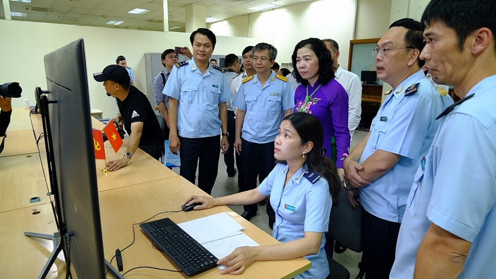 Lãnh đạo Bộ Tài chính, Tổng cục Hải quan kiểm tra vận hành Hệ thống một cửa quốc gia và Hệ thống quản lý, giám sát hải quan tự động, tháng 9/2020. 	Ảnh: N.Linh