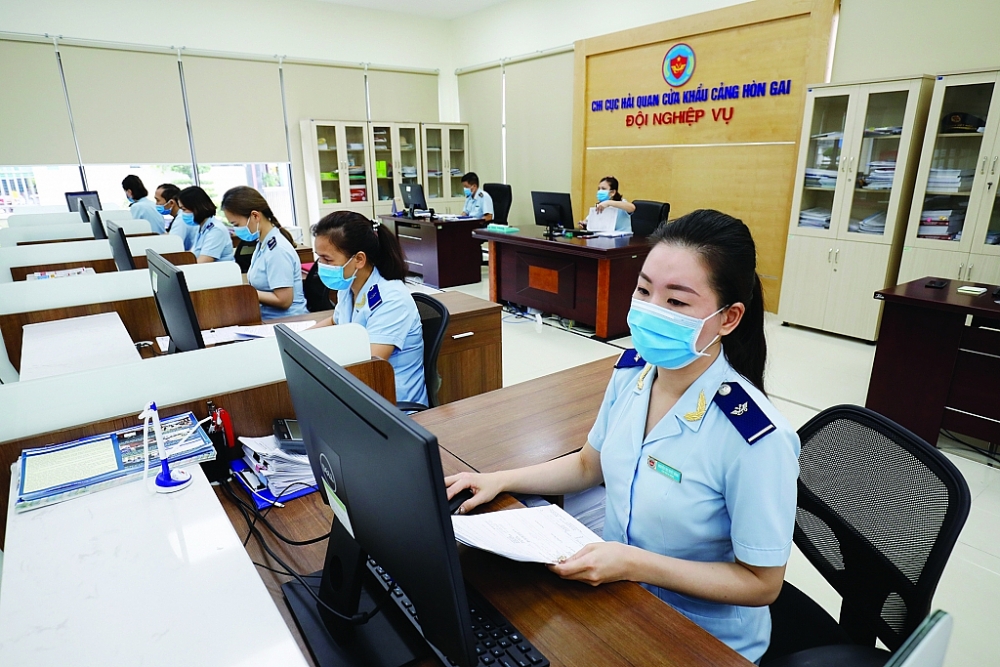 Năm 2020 do ảnh hưởng của dịch Covid-19, nhưng ngành Hải quan vẫn phấn đấu thu ở mức cao nhất. Trong ảnh: hoạt động nghiệp vụ tại Chi cục Hải quan cửa khẩu cảng Hòn Gai (Cục Hải quan Quảng Ninh)	Ảnh: Tuấn Anh