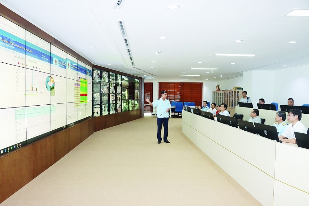 Các hệ thống thông tin được tích hợp, kết nối từ các địa bàn quản lý trên phạm vi cả nước về Phòng Giám sát hải quan trực tuyến tại trụ sở Tổng cục Hải quan phục vụ công tác quản lý, điều hành tập trung. 	Ảnh: T.Bình
