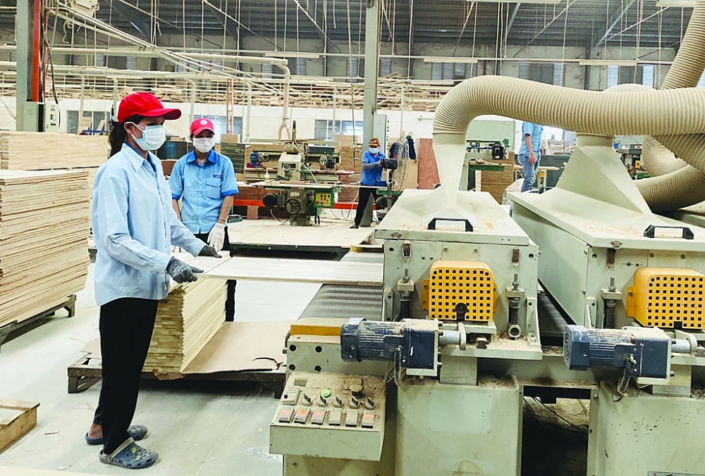 Hoạt động sản xuất tại Công ty TNHH nội thất gỗ Phú Đỉnh, Bình Dương. 	Ảnh: Tiểu My