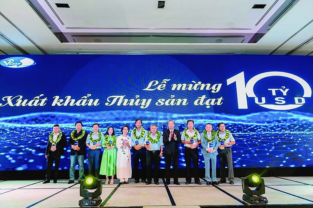 10 doanh nghiệp XK xuất sắc của ngành hàng tôm được VASEP vinh danh năm 2022.	 Ảnh: T.H
