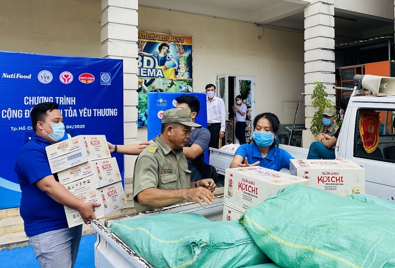 tphcm doanh nghiep chung tay tang 5000 phan qua cho cac ho gia dinh kho khan