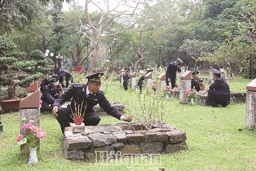 hai quan giua trung khoi