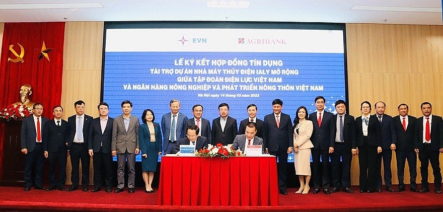 Đại diện lãnh đạo EVN và Agribank chứng kiến lễ ký kết.