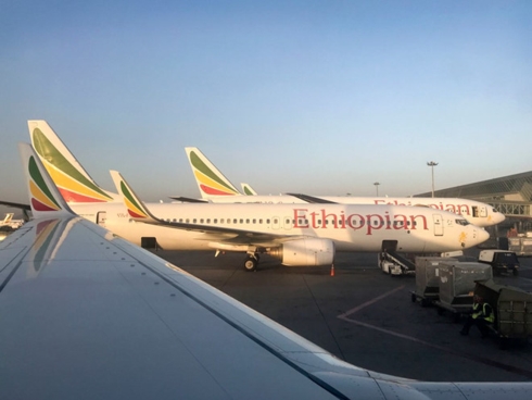 ra cong tre 2 phut hanh khach may bay ethiopia thoat chet
