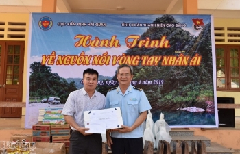 Đoàn Thanh niên Cục Kiểm định Hải quan trao quà cho trẻ em vùng cao