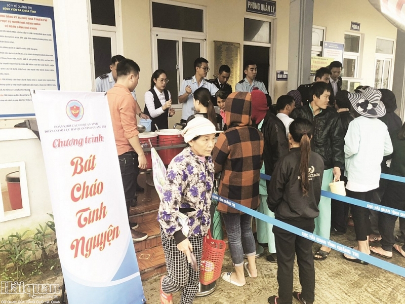 thanh nien hai quan quang tri trao yeu thuong trong tung bat chao 103766
