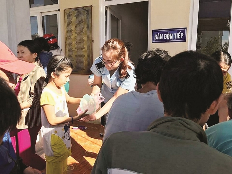 thanh nien hai quan quang tri trao yeu thuong trong tung bat chao 103766