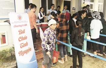 Thanh niên Hải quan Quảng Trị trao yêu thương trong từng bát cháo