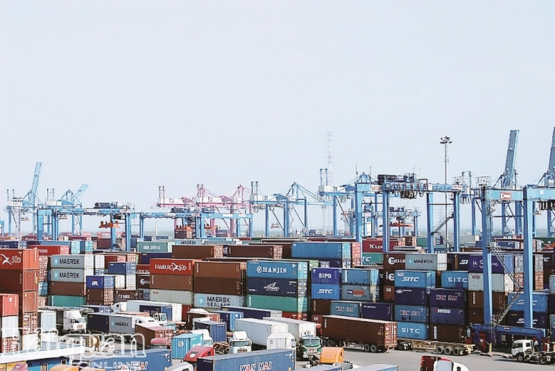 hon 11000 lo hang nhap khau bi bo quen tai cang bien san bay