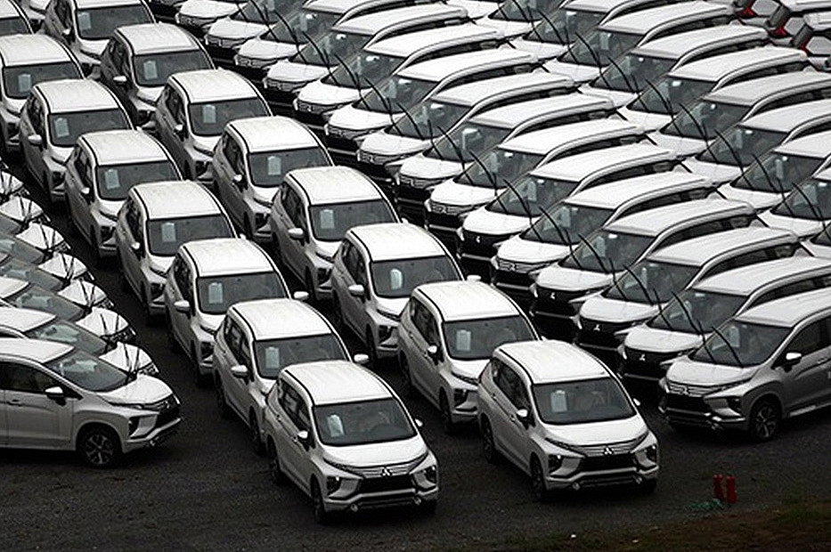 Bãi xe nhập khẩu của Mitsubishi tại Hà Nội