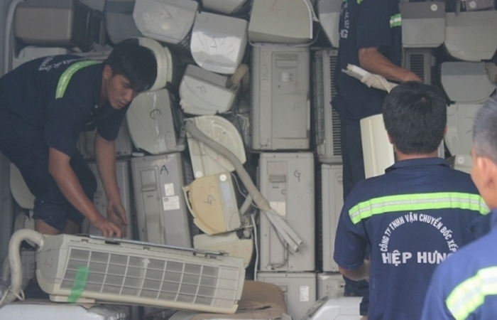 35 container hàng điện tử, xe máy nhập khẩu “bỏ quên” tại cảng