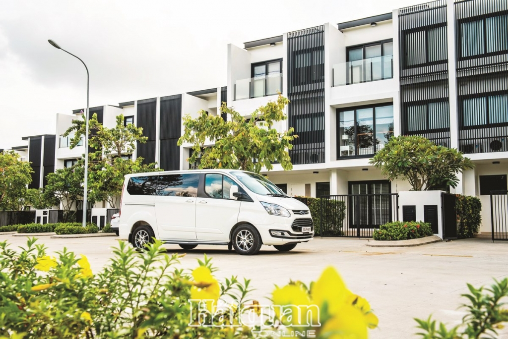 ford tourneo moi dang cap doanh nhan tien nghi va em ai