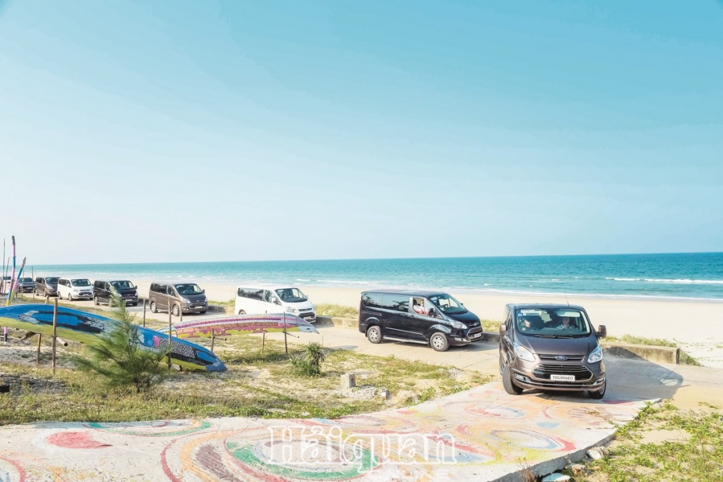 ford tourneo moi dang cap doanh nhan tien nghi va em ai