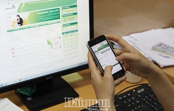 Khách hàng hưởng lợi từ cạnh tranh phí dịch vụ ngân hàng