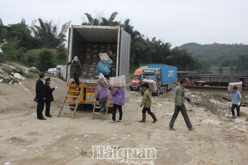 Hàng tạm nhập tái xuất chỉ thực hiện qua cửa khẩu quốc tế, cửa khẩu chính.