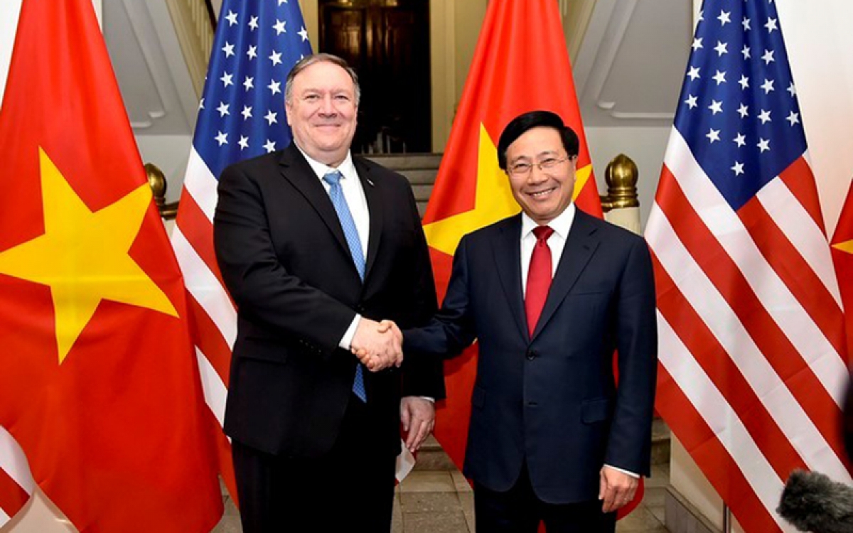 Ngoại trưởng Mỹ Mike Pompeo (tr&aacute;i) trong một lần gặp gỡ trước đ&acirc;y với Ph&oacute; Thủ tướng, Bộ trưởng Ngoại giao Việt Nam Phạm B&igrave;nh Minh. Ảnh: Hanoitimes.