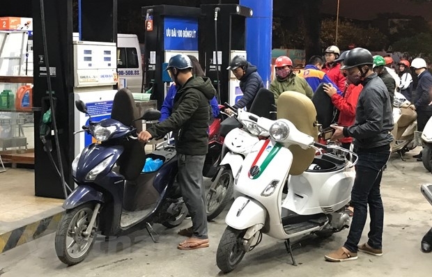 Tiếp tục giảm mạnh, xăng RON95-III về ngưỡng 21.200 đồng mỗi lít