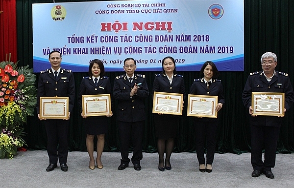 to chuc hoat dong phong trao de gan ket cac doan vien cong doan