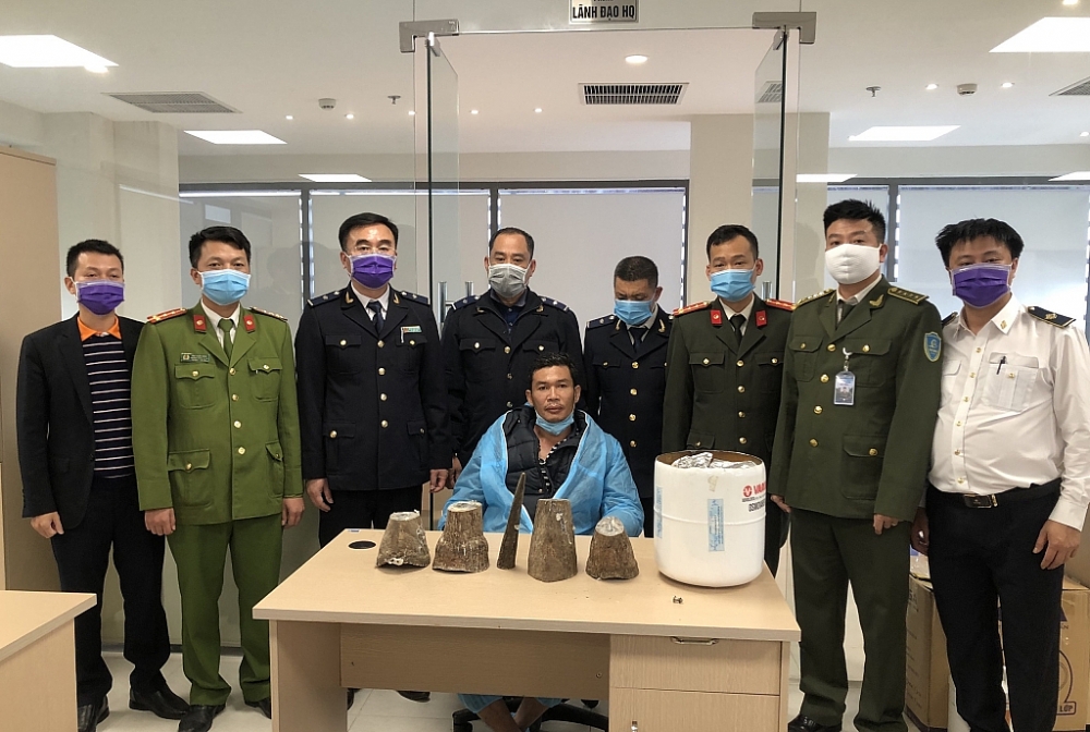 Lực lượng chức năng phối hợp lấy mẫu giám định.  Ảnh do Chi cục Hải quan cửa khẩu cảng Cẩm Phả cung cấp.