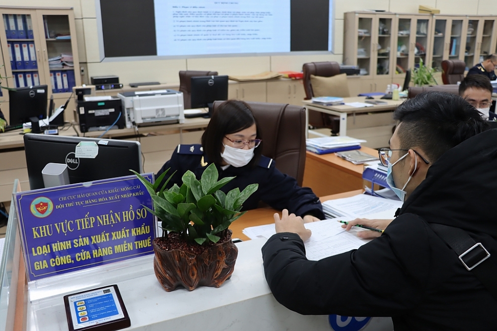 Hoạt động nghiệp vụ tại Chi cục Hải quan cửa khẩu Móng Cái, Cục Hải quan Quảng Ninh. Ảnh: Q.H