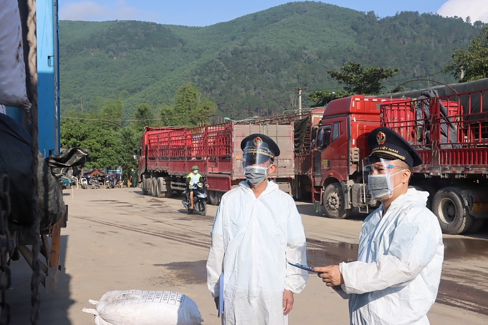 Công chức Hải quan Hoành Mô (Cục Hải quan Quảng Ninh) kiểm tra hàng hóa. Ảnh: Q.H