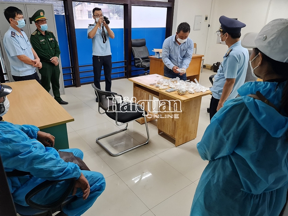 Lực lượng  chức năng kiểm tra hàng hóa vi phạm.