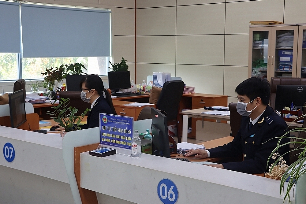 Công chức Chi cục Hải quan cửa khẩu Móng Cái giải quyết thông quan cho doanh nghiệp. Ảnh: Q.H