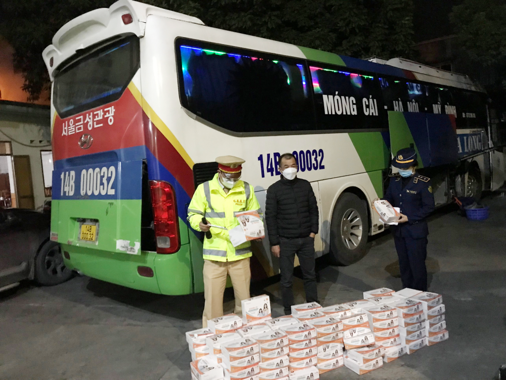 Lực lượng chức năng kiểm tra hàng hóa vi phạm.