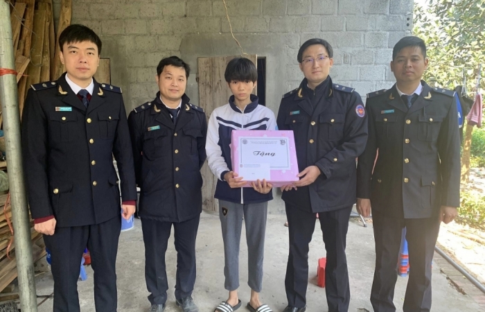 Thanh niên Hải quan Móng Cái với chương trình “Tết sẻ chia, Tết yêu thương”