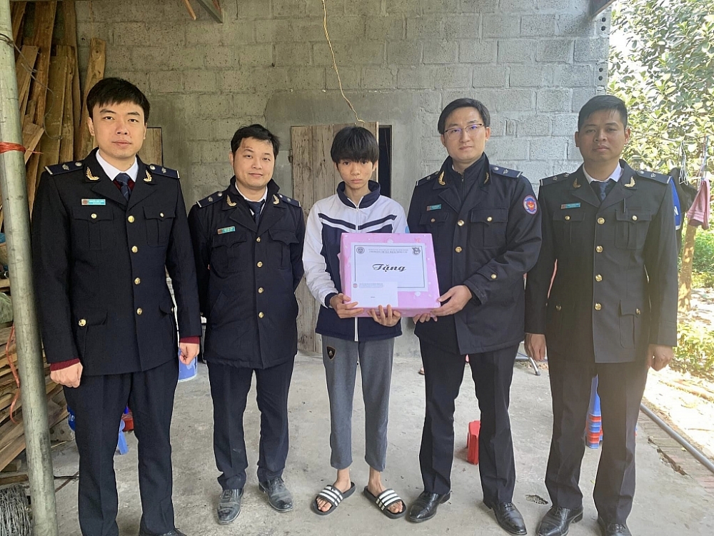 Đoàn viên thanh niên Hải quan Móng Cái thăm hỏi, tặng quà các em nhỏ có hoàn cảnh khó khăn.