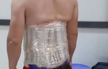Cuốn 58 chiếc đồng hồ quanh người khi nhập cảnh