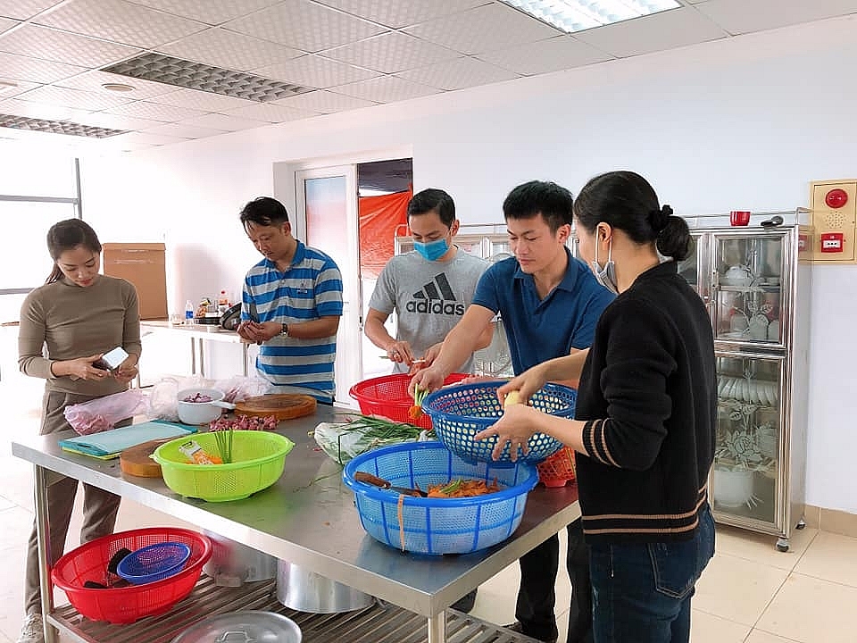 Thanh niên Hải quan Quảng Trị phát cháo, tặng quà cho bệnh nhân nghèo