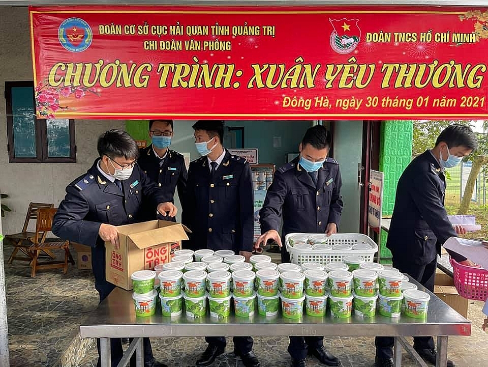 Thanh niên Hải quan Quảng Trị phát cháo, tặng quà cho bệnh nhân nghèo