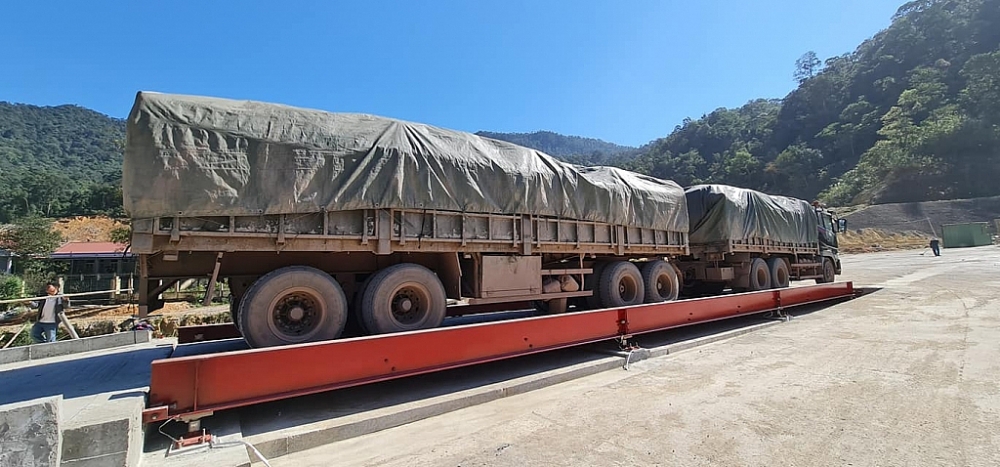 Hàng hoán xuất nhập khẩu qua cửa khẩu Cha Lo, Quảng Bình.