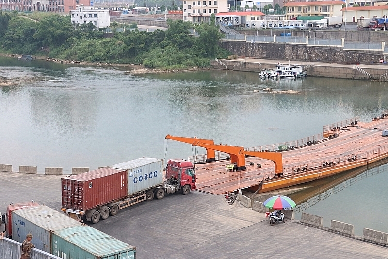 Hoạt động xuất nhập khẩu hàng hóa qua khu vực cầu phao, lối mở Km3+4. Ảnh: Q.H