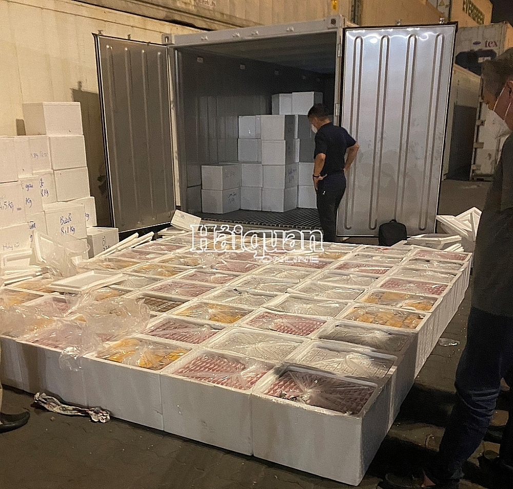 15.000 bao thuốc lá giấu trong container rau, quả xuất khẩu do lực lượng Hải quan bắt giữ trong tháng 12/2021.