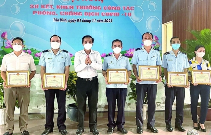 6 tập thể, 15 cá nhân được tặng Giấy khen về thành tích phòng, chống Covid-19