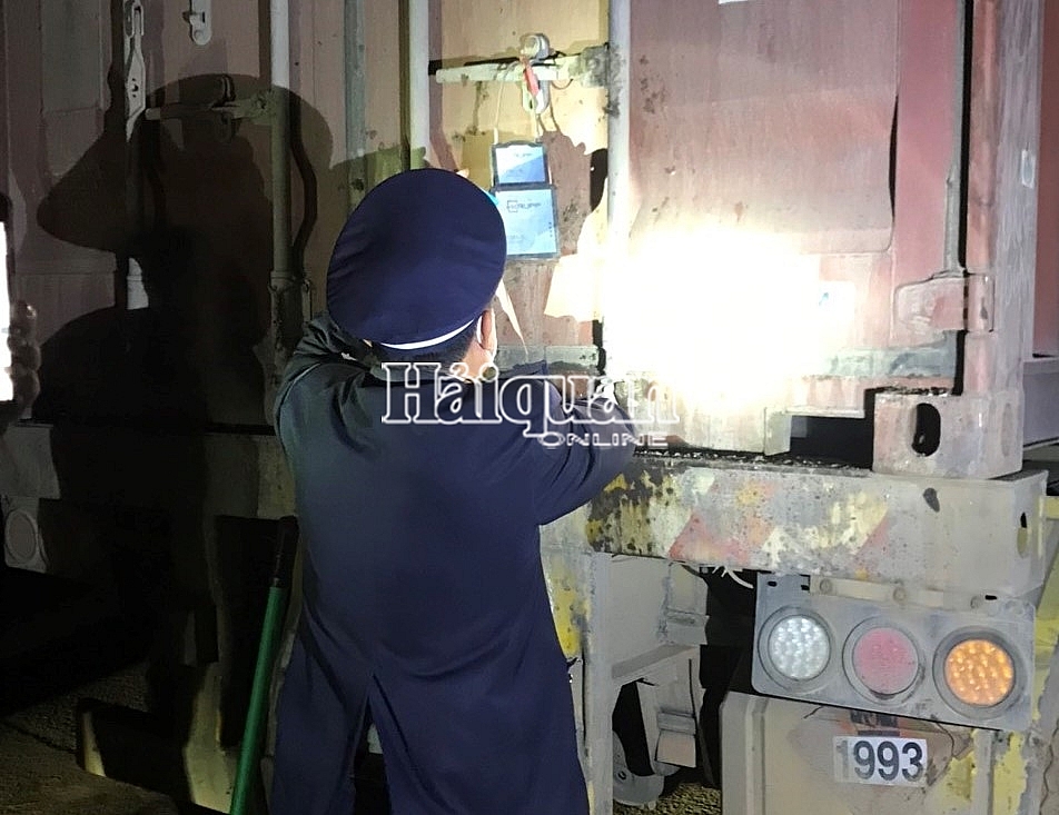 Cận cảnh container hàng quá cảnh bị “rút ruột”