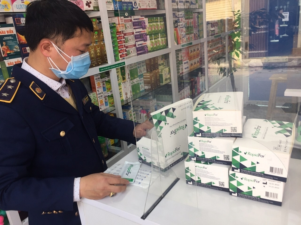 Đội QLTT số 11 tạm giữ lô hàng vi phạm tại Nhà thuốc Big Family Pharmacy.