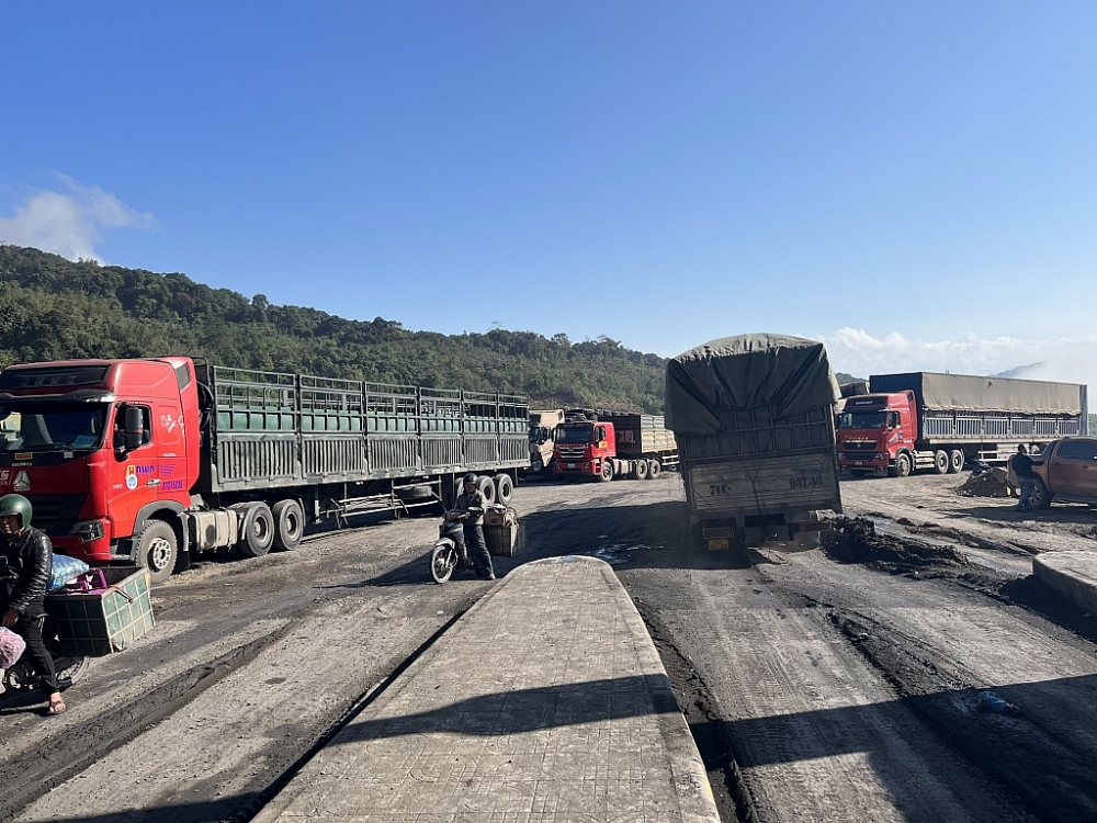 Hoạt động xuất nhập khẩu qua cửa khẩu quốc tế La Lay, Quảng Trị. Ảnh: Thanh Tân