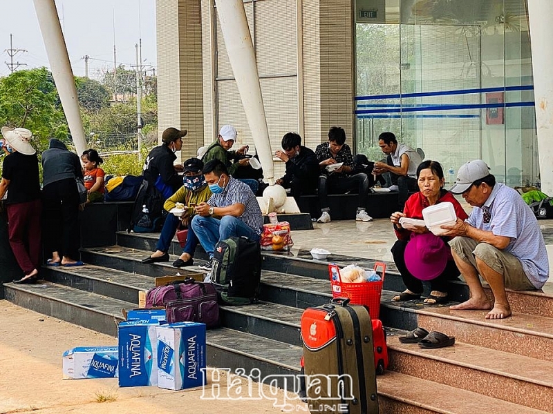 thanh nien hai quan quang tri phat com nuoc mien phi cho khach nhap canh