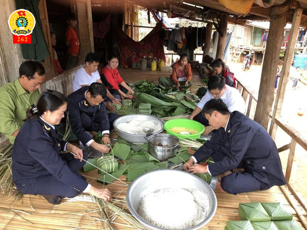 Tác phẩm “Tết cùng dân-Xuân cùng biên giới” của tác giả Dương Cao Cường, Đoàn viên Tổ Công đoàn Chi cục Hải quan cửa khẩu Cà Roòng thuộc Công đoàn Cơ sở Cục Hải quan Quảng Bình.