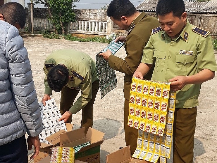 Lực lượng chức năng kiểm tra lô dầu gội giả nhãn hiệu.