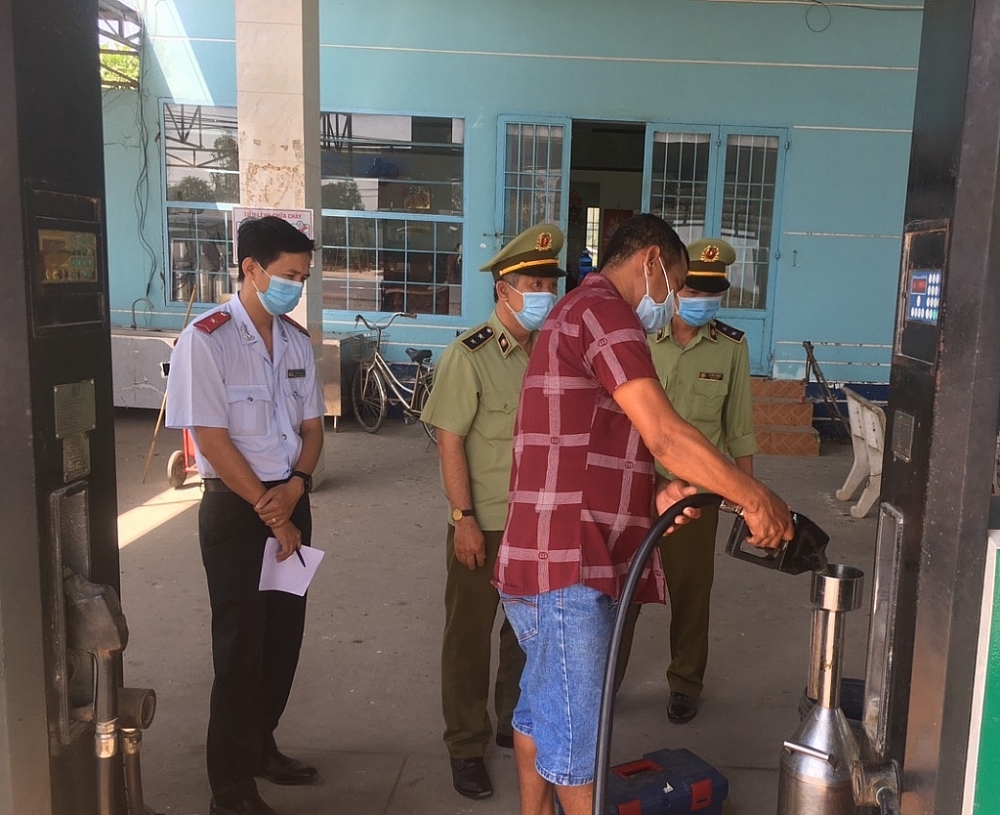 Đội QLTT số 6 kiểm tra trong lĩnh vực xăng dầu
