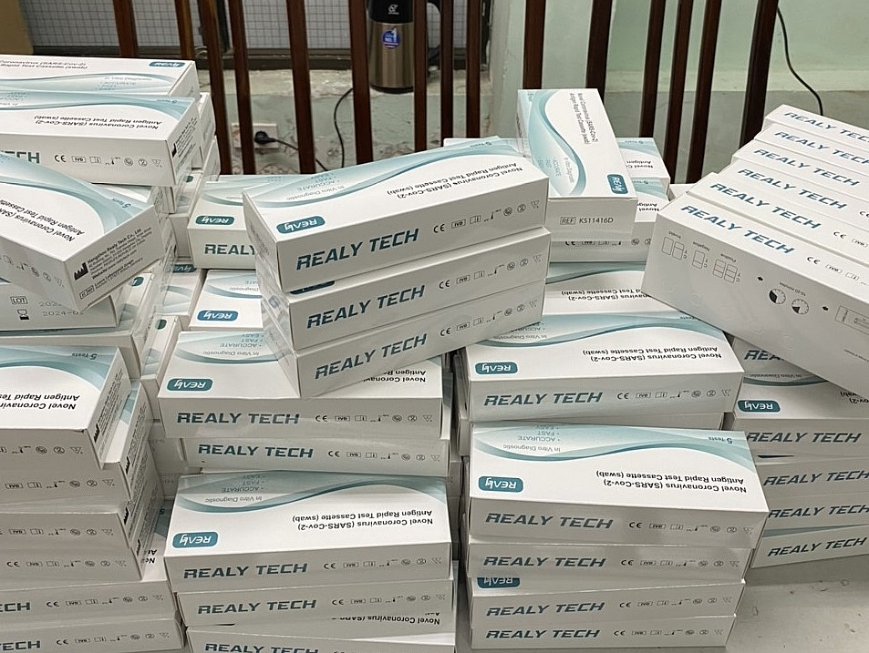Số kit test nhanh Covid-19 bị lực lượng chức năng thu giữ.