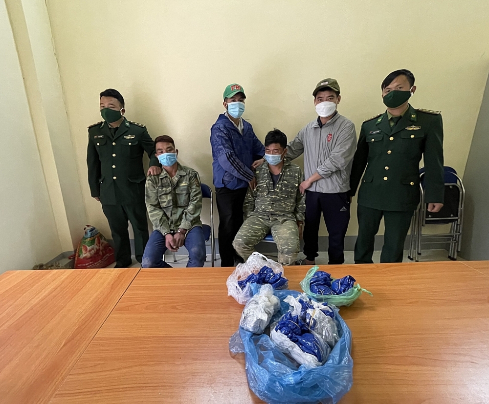 Hai đối tượng cùng tang vật tại cơ quan điều tra.