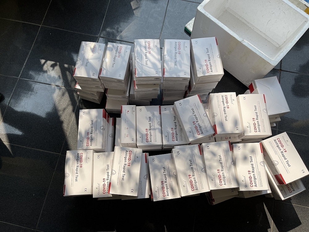 Số kit test nhanh Covid-19 bị lực lượng chức năng thu giữ.