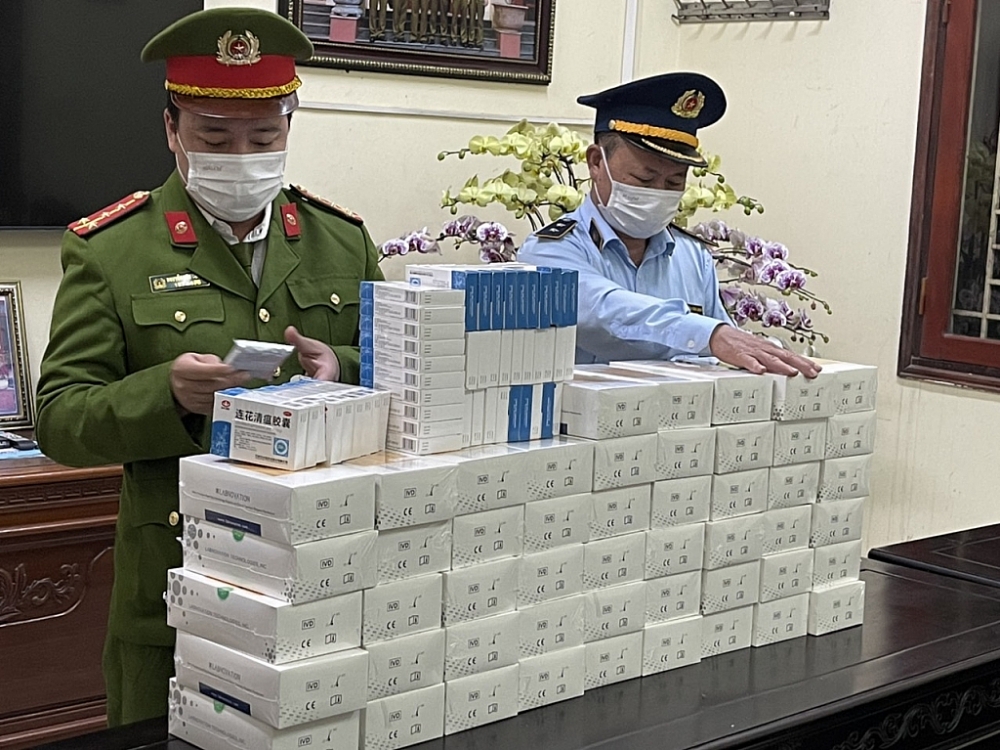 Lực  lượng chức năng phối hợp kiểm tra hàng háo vi phạm.