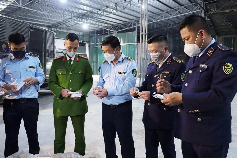 Hà Nội: Thu giữ lượng “khủng” kit test Covid-19, mỹ phẩm... 10 tỷ đồng